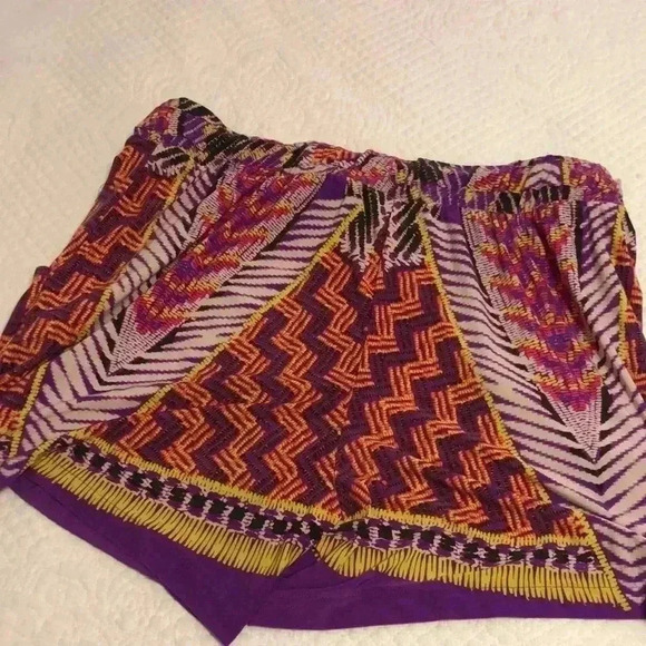 Inc. Beach polyester shorts with open side pockets and tie waist. Size L - Picture 7 of 7